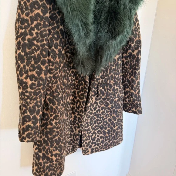 Badgley Mischka Leopard Print Cape with Dark Green Faux Fur - Picture 4 of 4